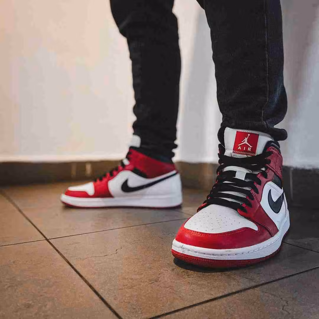 Air Jordan 1 Mid 'Chicago' 554724-173 Air Jordan 1 Mid 'Chicago' 554724-173